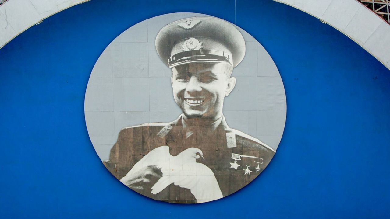 Легендарный портрет Гагарина снова занял историческое место на ВДНХ в Москве