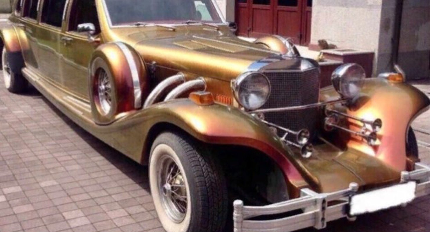 В России выставили на продажу уникальный американский автомобиль Excalibur Series V