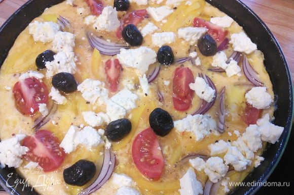 Омлет по мотивам греческого салата (Greek-Salad-Omelette) омлет, перец, маслины, масло, Приготовление, раскрошитьРазогреть, яичную, вылить, оливковое, сливочное, сковороде, помидоры, четвертинки, разложить, полоски, нарезать, жёлтый, сожалению, зеленый, слоёныеКрасный