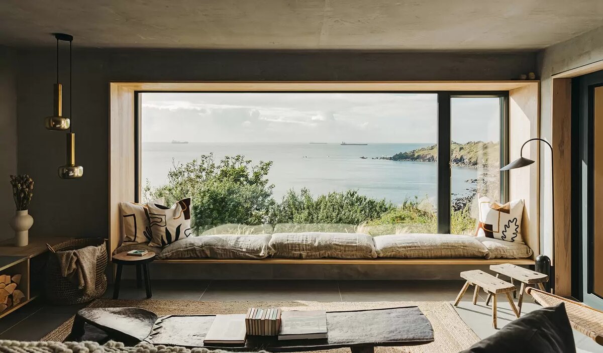 Огромные окна и природные оттенки: интерьер английского дома на побережье 