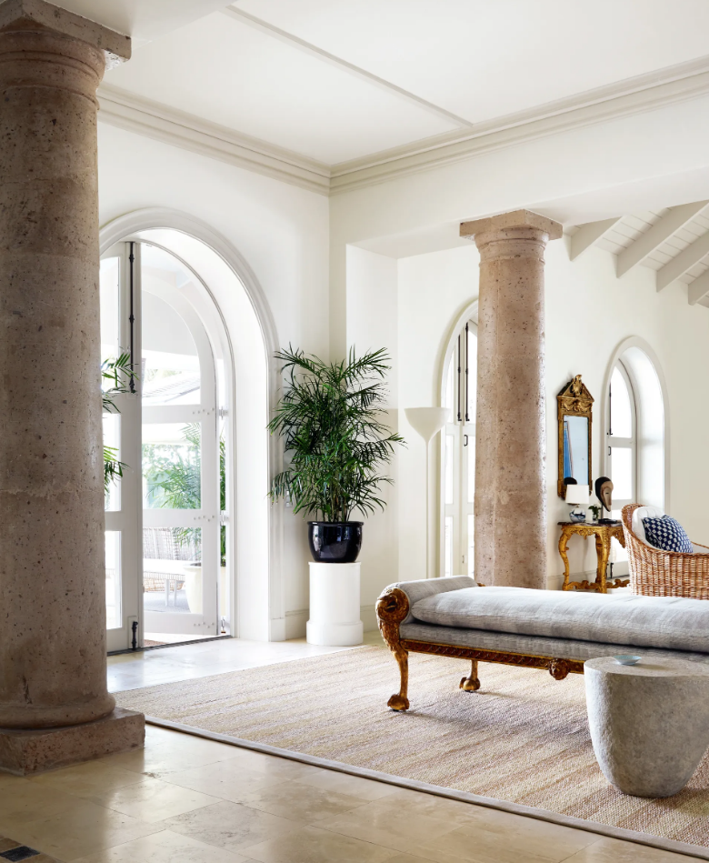 Красивый средиземноморский дом с белыми деревянными потолками, арочными окнами и уютным оформлением идеи для дома,Интерьер и дизайн