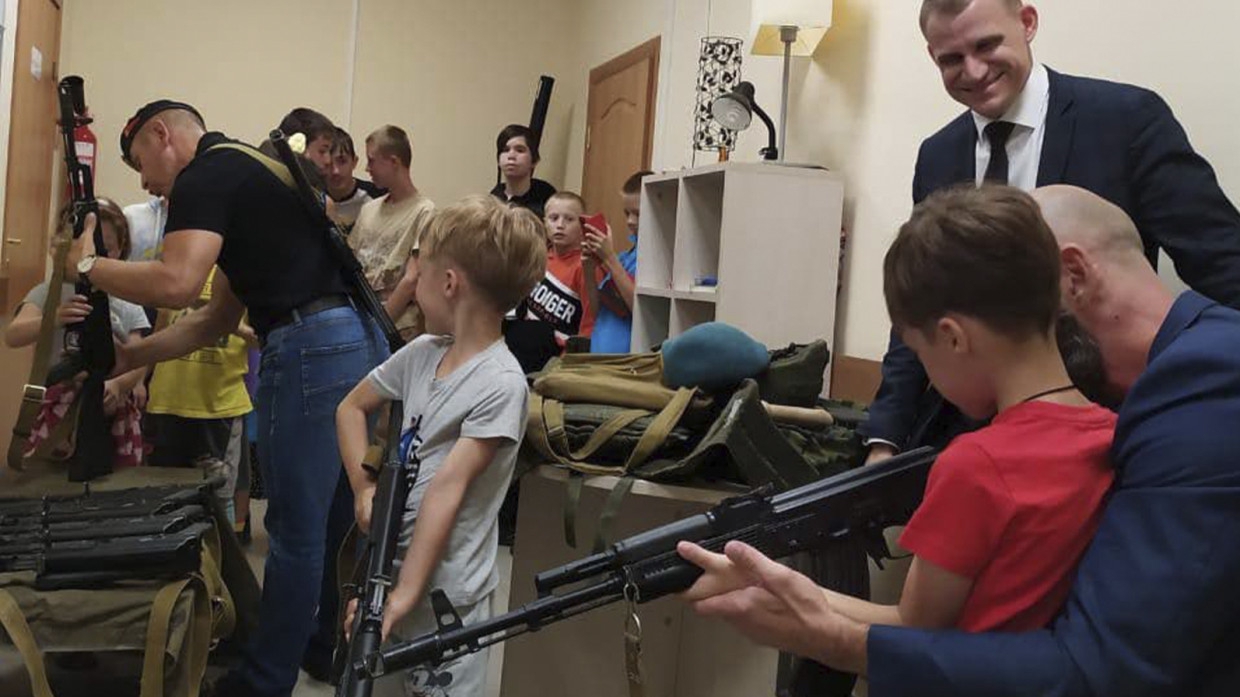 Десантники провели урок мужества для воспитанников детдома «Аист» в Петербурге