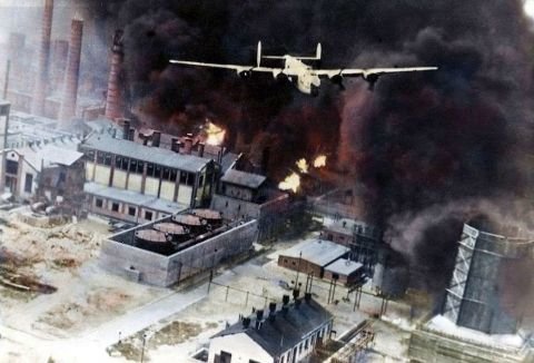 Американский бомбардировщик B-24D «Либерейтор» бомбит румынский нефтеперерабатывающий комплекс, операция "Приливная волна", 1 августа 1943 года. Источник: waralbum.ru