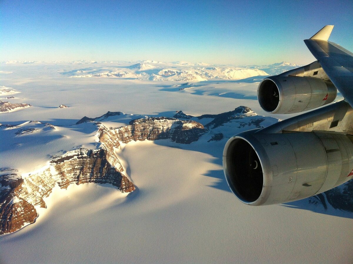 Вид из окна экскурсионного самолёта пролетающего над Антарктидой