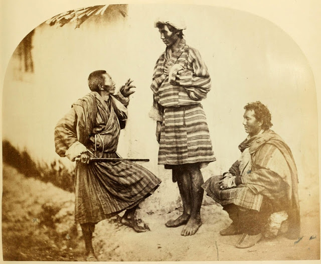 Группа бутанских вождей тибетского происхождения. Около 1860-х. Обратите внимание на патаг в руке.