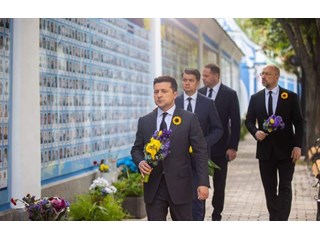 Фарисейство Зеленского гонит его в диктатуру