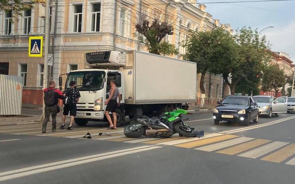 В центре Рязани произошло ДТП с мотоциклом и грузовиком