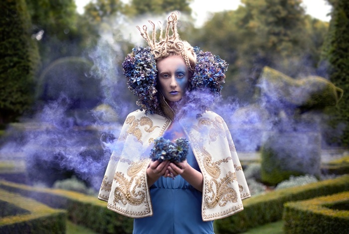 Разноцветный дым. Автор: Kirsty Mitchell.