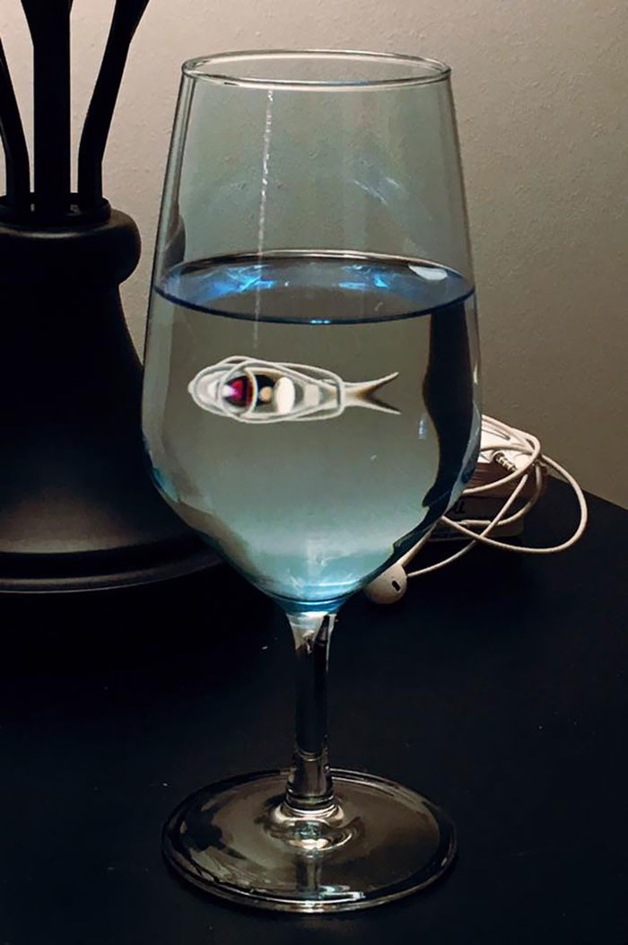 Электронная рыбка. Отражение наушников в бокале с водой обман зрения, оптические иллюзии, отражения