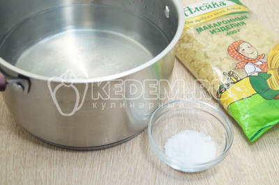 Вскипятить воду в кастрюле и посолить.