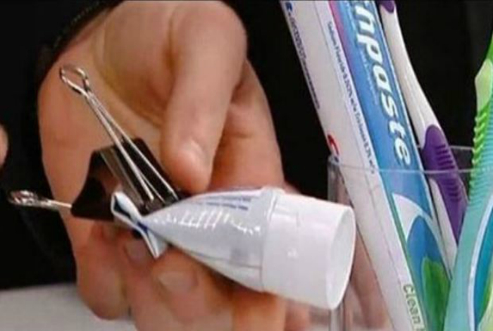 Используйте канцелярскую скрепку, чтобы удобно и экономично выдавливать содержимое тюбиков.