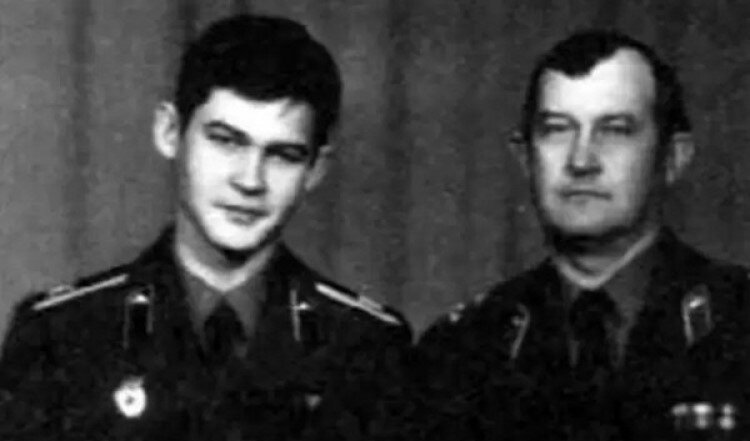 Курсант Алексей Пуликовский с отцом. Фотография из открытых источников