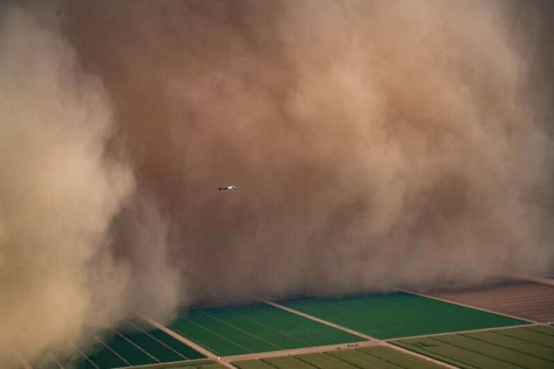 Поток пыли в воздухе двигался со скоростью 60-90 км/ч, тогда как вертолет - 160 км/ч аризона, аэросъемка, вертолет, песчаная буря, природа, стихия, фотография, фотомир