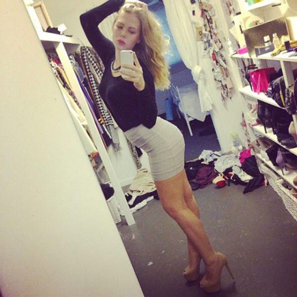 Девушки в обтягивающих платьях Девушки в обтягивающих платьях позитив