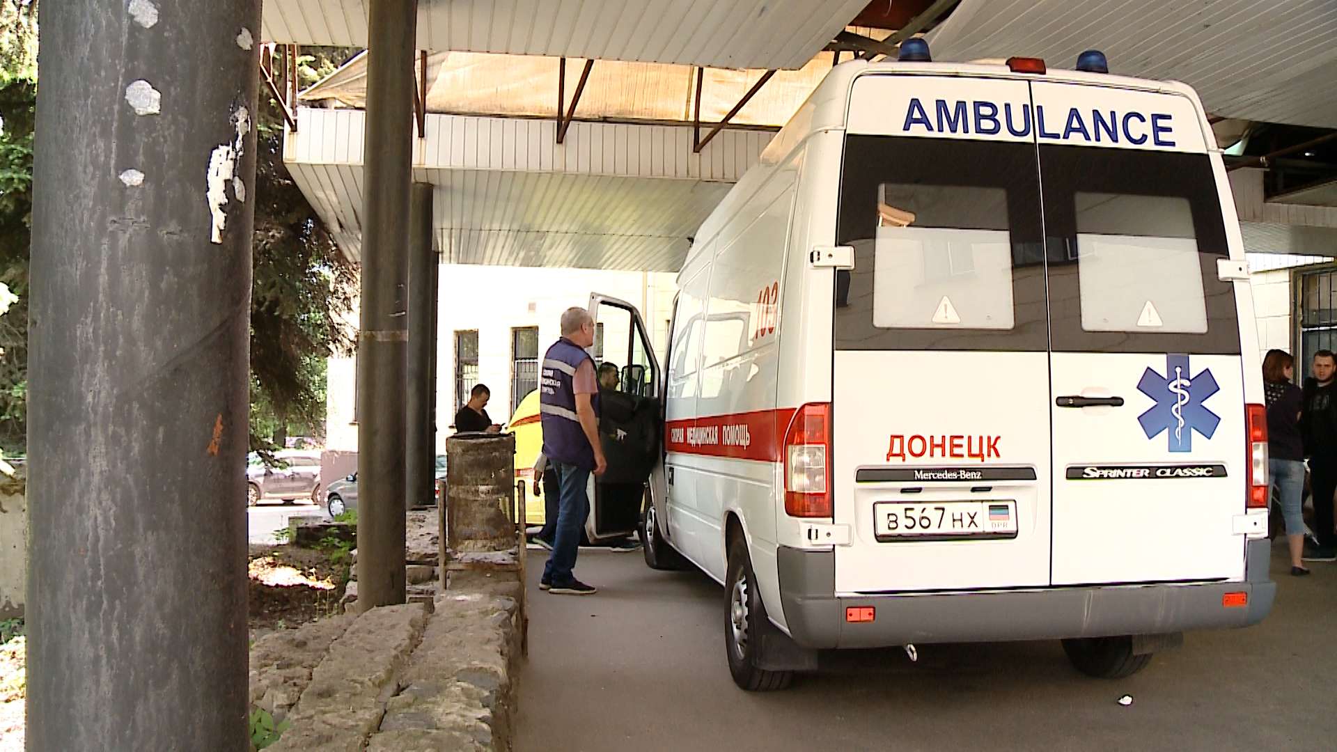 Несколько учителей пострадали в результате удара ракетой по школе в Донецке