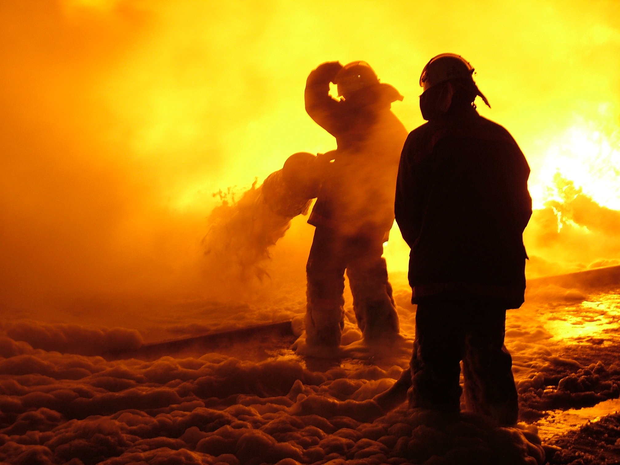 Склад с пиломатериалами загорелся в Химках. Дым видно за много километров