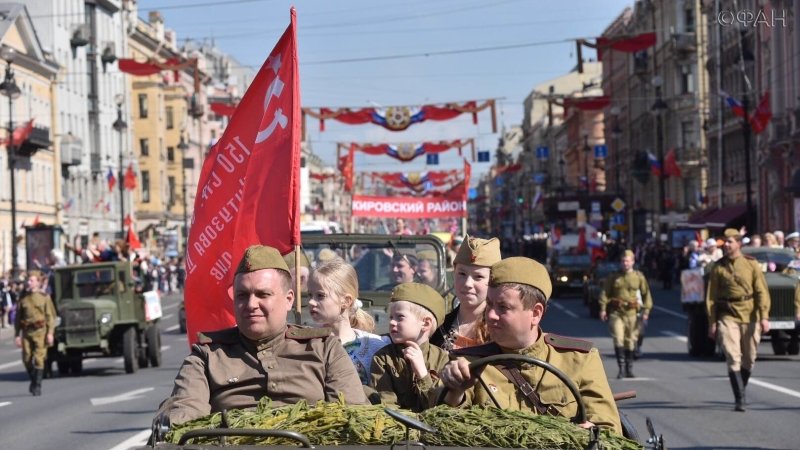 исторические герои в рекламе россии. юнармейцы на параде в москве. женщины ветераны. победа в великой отечественной войне. ночь победы.
