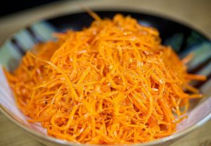Фото к рецепту: Салат морковь по корейски