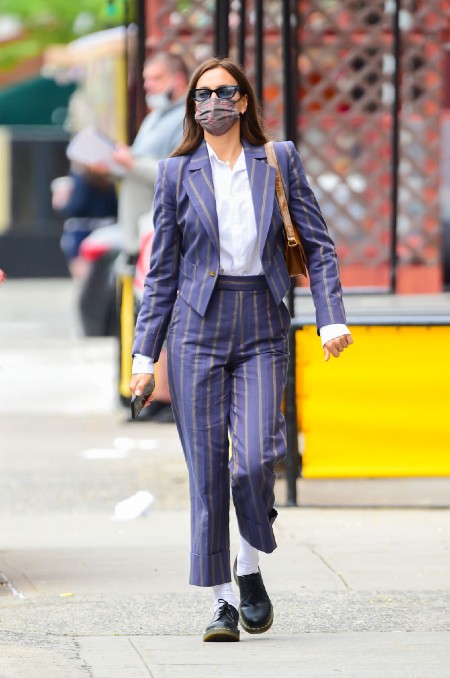 Леопардовый принт для дочки, модная полоска для мамы: Ирина Шейк и Лея Купер на прогулке в Нью-Йорке Леопардовый принт для дочки, модная полоска для мамы: Ирина Шейк и Лея Купер на прогулке в Нью-Йорке Дети,Дети знаменитостей