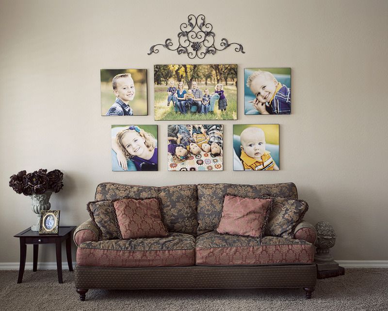 оформление семейных фотографий на стене