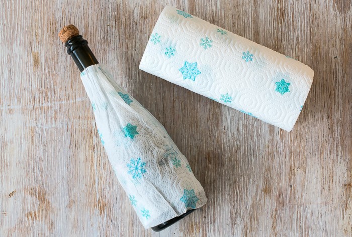 Оберните бутылку влажным бумажным полотенцем и поставьте в холодильник / Фото: gastronom.ru