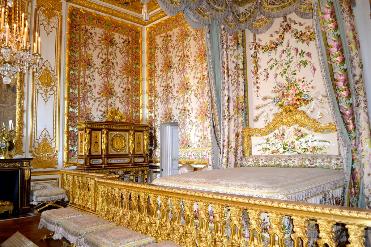 Спальня Марии Антуанетты с ситцевой отделкой