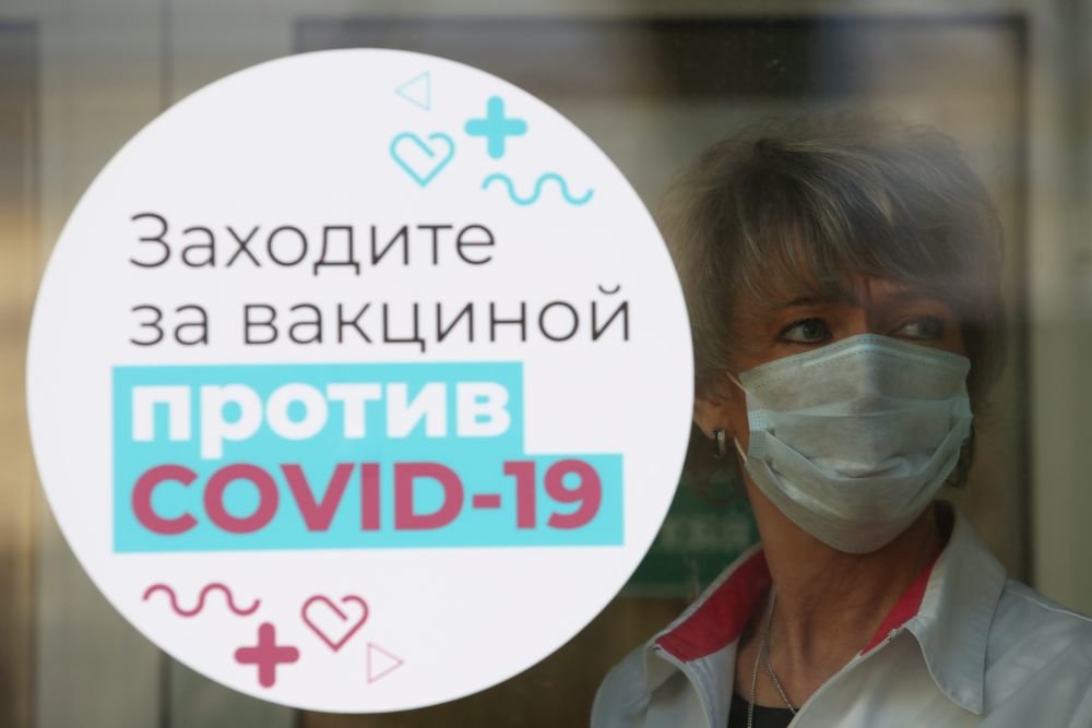 В Петербурге осталось всего 9000 доз вакцины от коронавируса. Записываться на прививку пока некуда