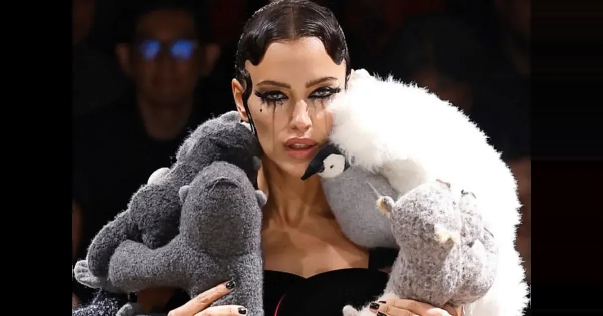 Ирина Шейк с "заплаканными глазами" вышла на подиум в Париже