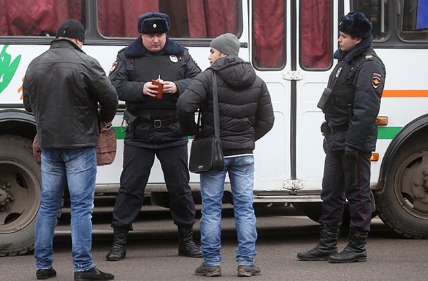 Профилактические работы сотрудников полиции. Фото: Сергей Фадеичев/ТАСС