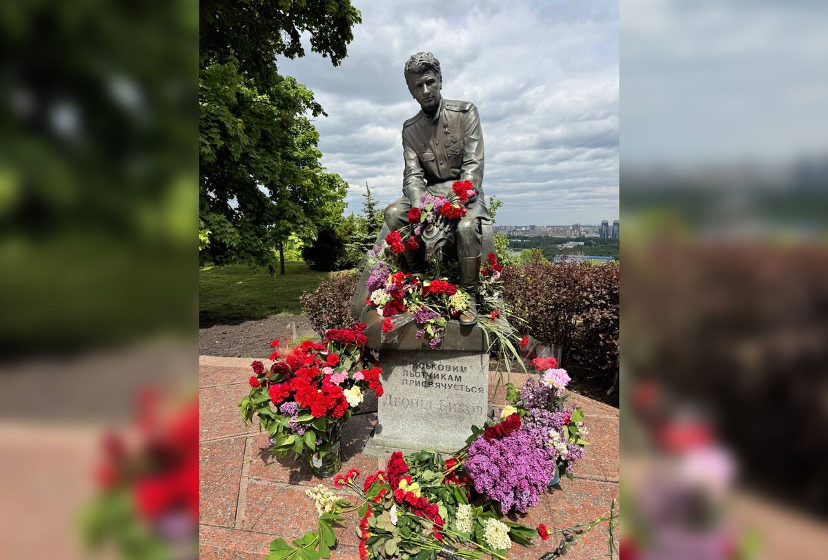 Памятник военным летчикам на Днепровском спуске в Киеве / Источник: Кадр из видео