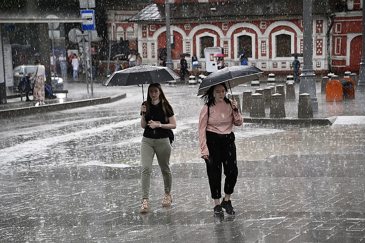 Гром, молнии и ливень: жителей Москвы предупреждают о вечерней буре
