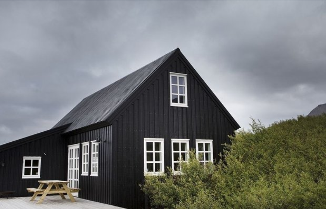 Дом Black Iceland Cabin. Традиционная архитектура Скандинавии. Норвежский стиль в архитектуре. Старый Скандинавский дом.