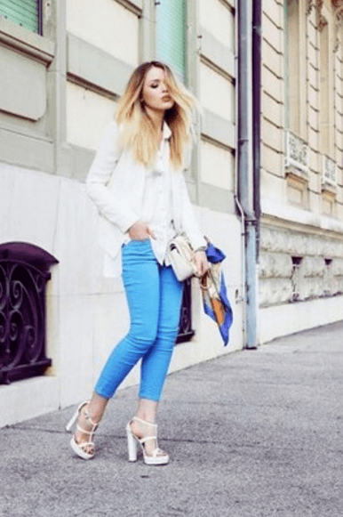 Голубые укороченные джинсы, белая рубашка, курточка, белые босоножки на каблуках, сумочка, лёгкий шарф