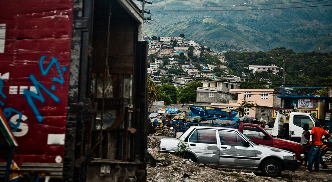 Порт-о-Пренс
Гаити
Из-за ненадежных электросетей, жители Порт-о-Пренс предпочитают использовать дизельные генераторы в качестве достойной альтернативы. Кроме того, они активно используют уголь и вообще все, что горит, для приготовления пищи. Эти факторы, плюс привычка сжигать мусор и достаточная загруженность дорог делают Порт-о-Пренс не самым приятным для жизни городом.
