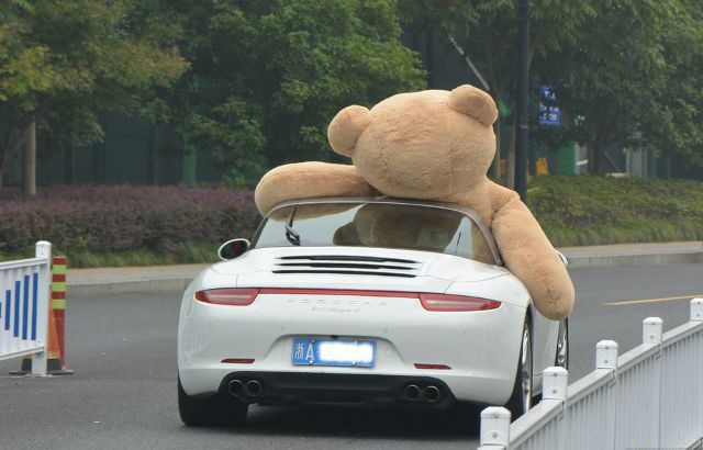 Китайский мажор на Porsche решил подарить девушке плюшевого мишку