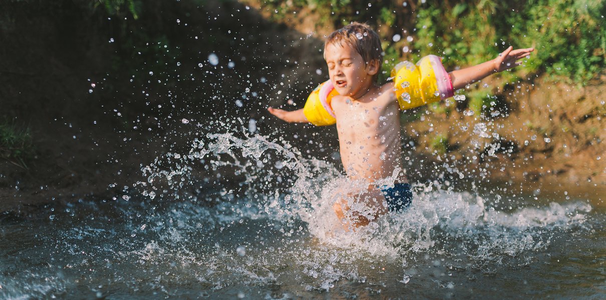 «Болезнь купальщиков», или «утиные блохи»: всё об инфекции, которой дети стали заражаться в водоёмах