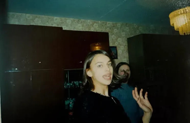 Мода нулевых и советский интерьер: Ирина Шейк поделилась своими подростковыми фото из России ШейкИрина, Ирина, сестройИрина, Челябинской, сестрой, начала, городе, Еманжелинске, Vogue, БразилияИрина, D&039AlbaИрина, ШейкШейк, живёт, НьюЙорке, вместе, восьмилетней, дочерью, которую, родила, BazaarИрина