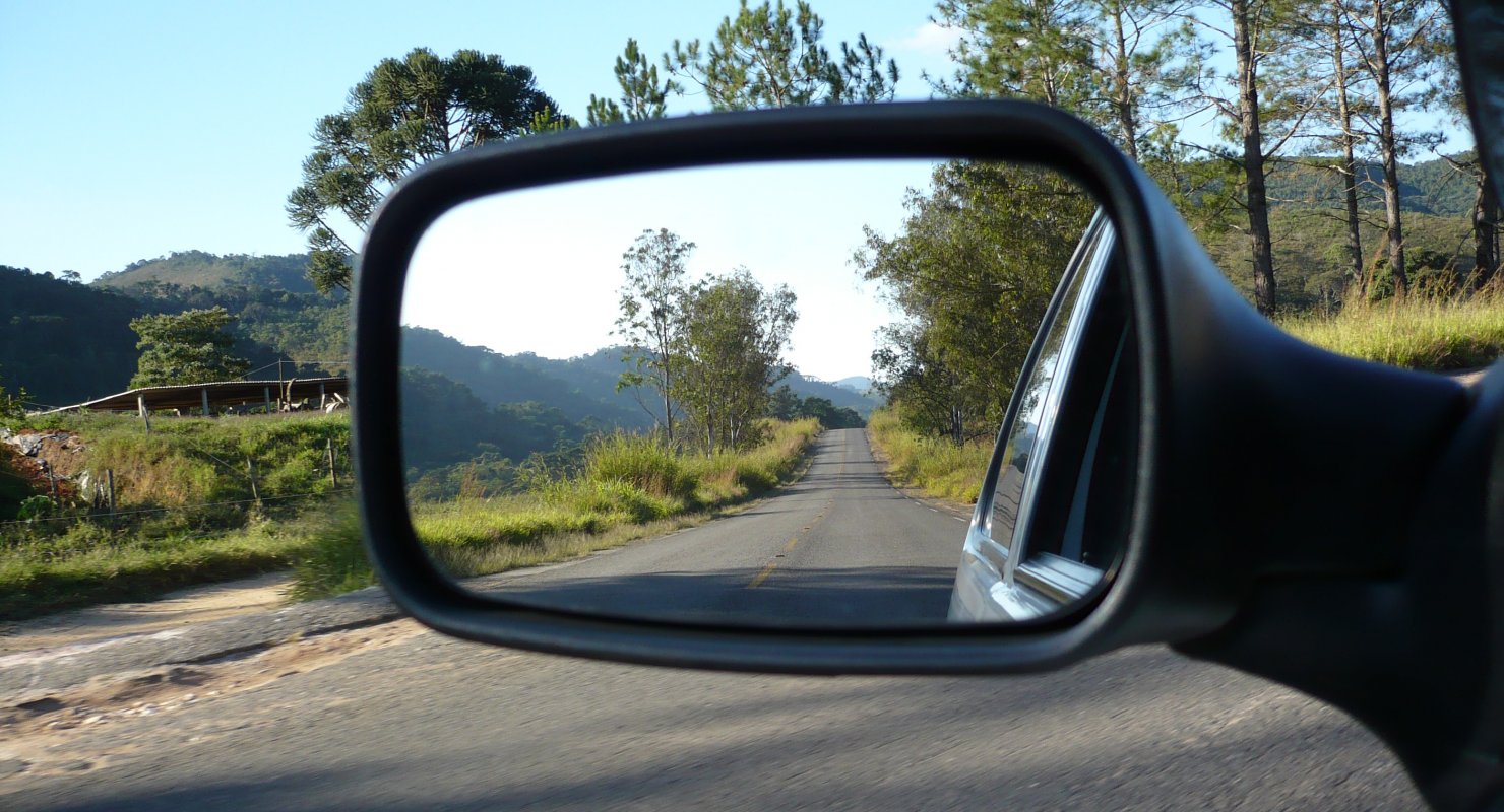 Чтобы видеть дорогу позади себя водитель машины пользуется зеркалом заднего вида в зеркале