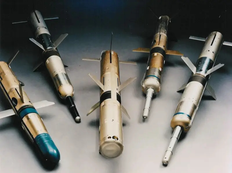 Крайняя справа – тандемная ракета BGM-71E для американских комплексов TOW