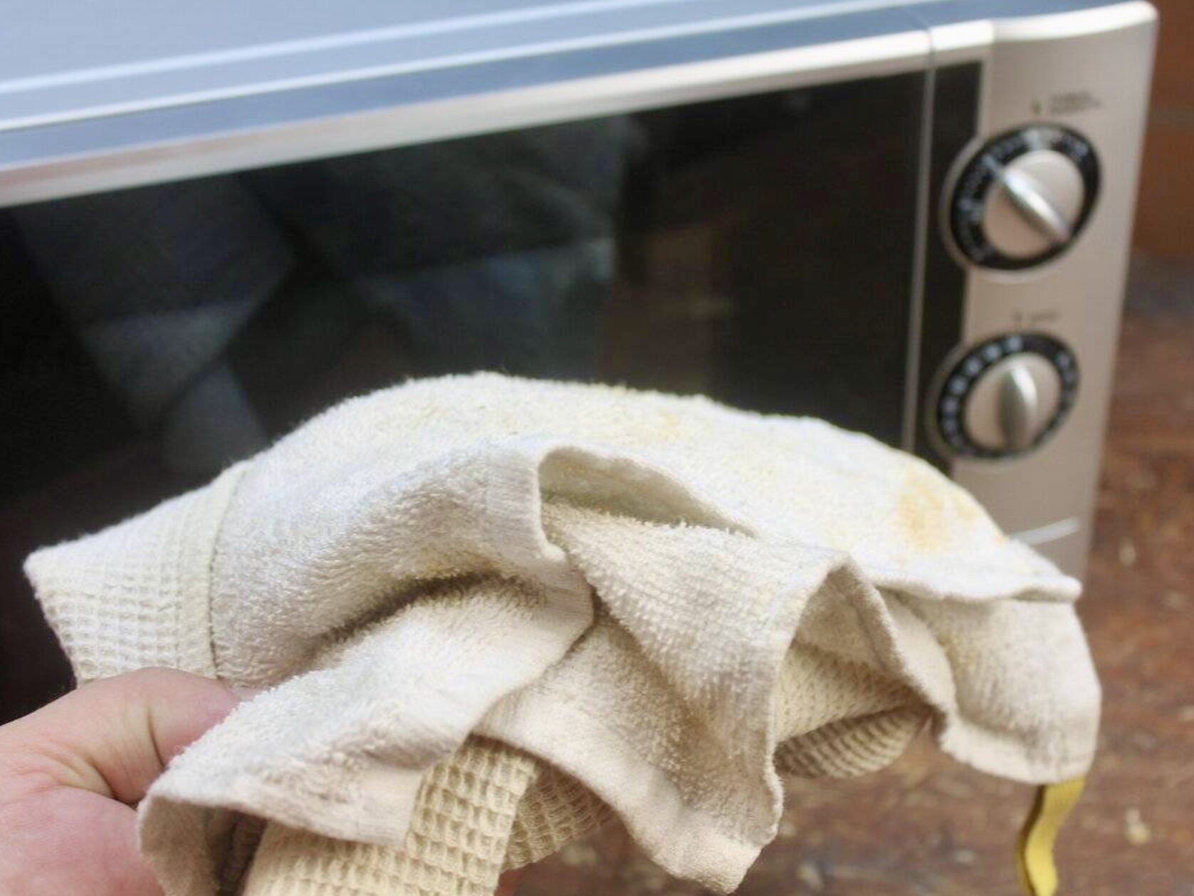 Давно перестала стирать кухонные полотенца: 5-7 минут и они как новые, приятно пахнут свежестью. Делюсь несложным способом, который выручает