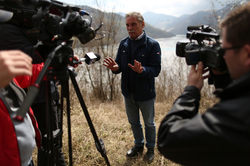 Николаэ Турдеан, один из руководителей медной шахты Рошия Поени, общается с журналистами деревня, до и после, загрязнение, медь, отходы, природа, фото, экология