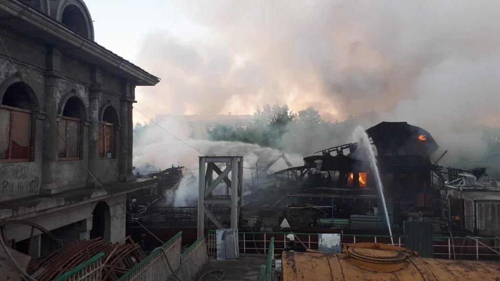 Прокуратура начала проверку после возгорания дебаркадера в Вологде