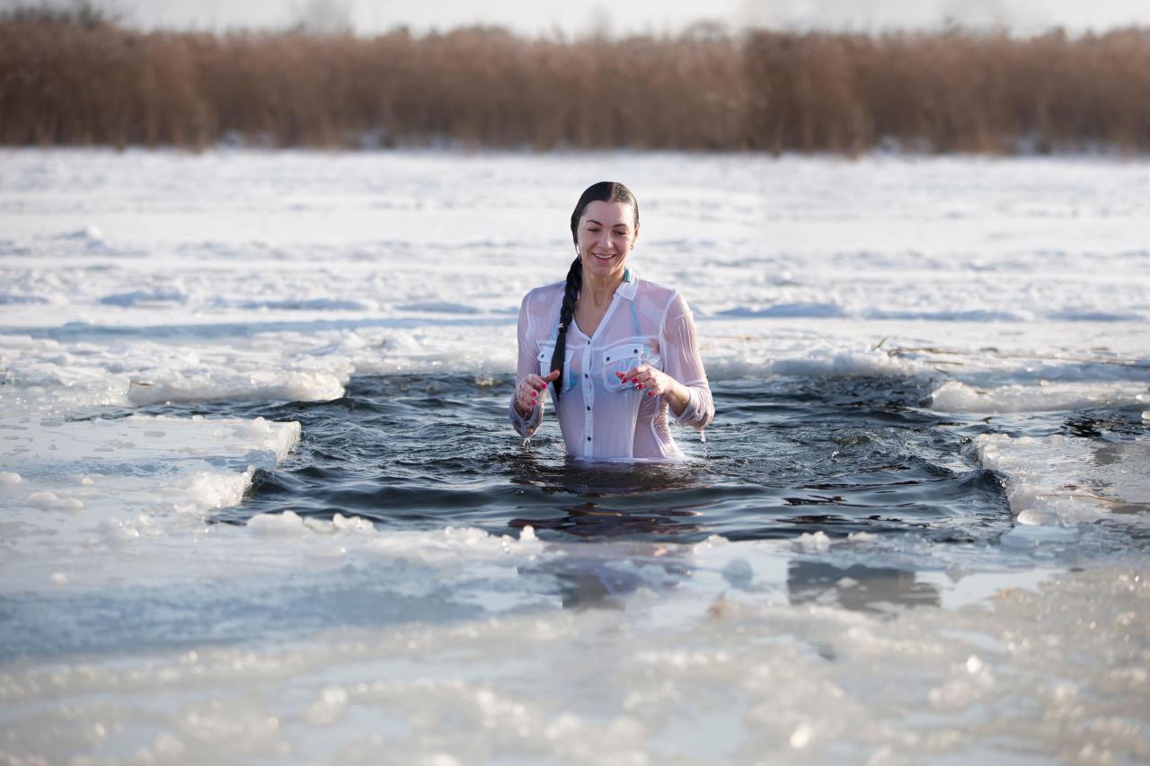 Утро 19 января. Крещение Господне в Иордане. Крещенские купания. Женщины купаются. Женщины в проруби.