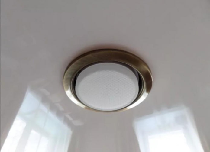 Как самостоятельно поменять лампочку в натяжном потолке? освещение,полезные советы,ремонт и строительство