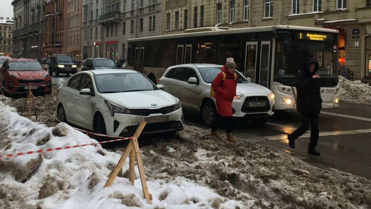 Пешеходы в Петербурге сами расчищают дворы и тротуары, чтобы добраться до работы