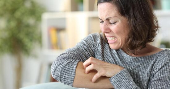 Врачи списывали на менопаузу отечность и зуд спины, а они были симптомами болезни почек