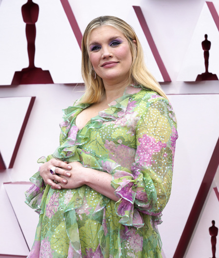 Оскар-2021: беременная Эмиральд Феннел на красной дорожке премии Оскар-2021: беременная Эмиральд Феннел на красной дорожке премии Дети,Беременные звезды