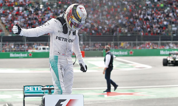 lewis-hamilton-celebrates-winning-the-mexican-grand-prix  В мире спорта Lewis Hamilton celebrates winning the Mexican Grand Prix