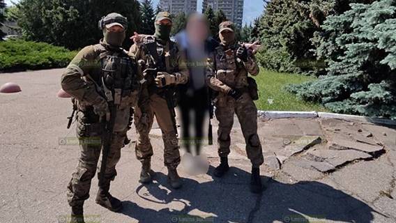 «С Днем освобождения!»: жители Светлодарска празднуют приход русских