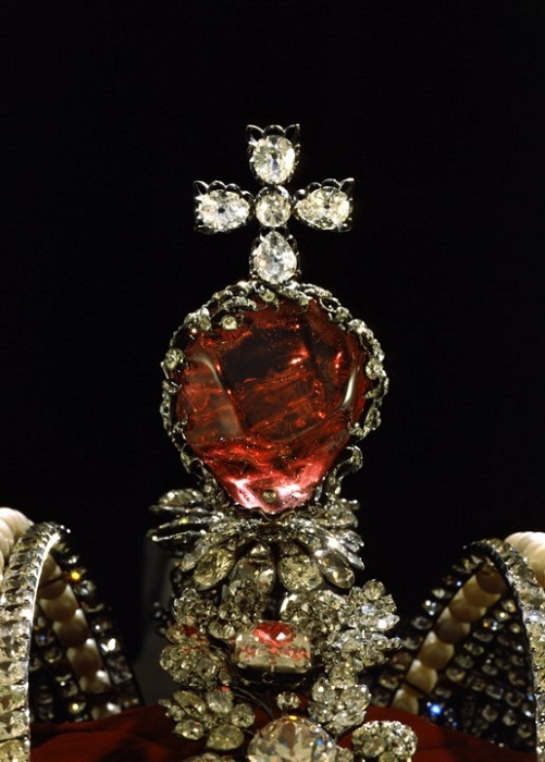 Какие драгоценности российских монархов хранятся в Алмазном фонде Московского Кремля Алмазный фонд